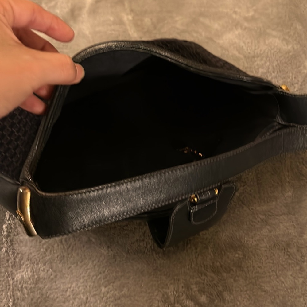 Gucci Shoulder Bag - Picture 8 of 15